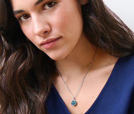 Frau trägt eine Kette mit Anhänger Blue Shades.