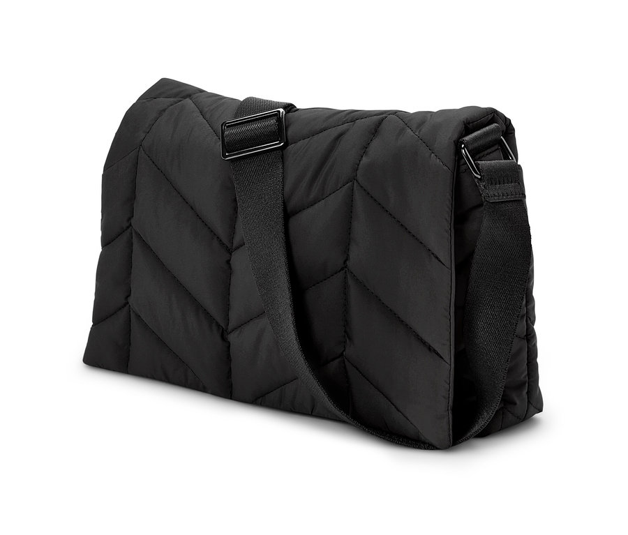 Detailansicht einer gesteppten schwarzen Umhängetasche.