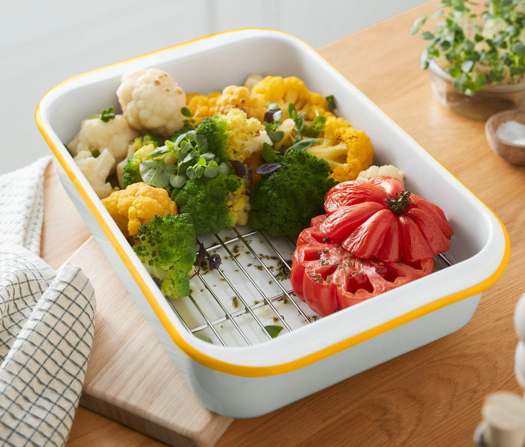 Gemüse in Emaille Auflaufform mit Gitter.