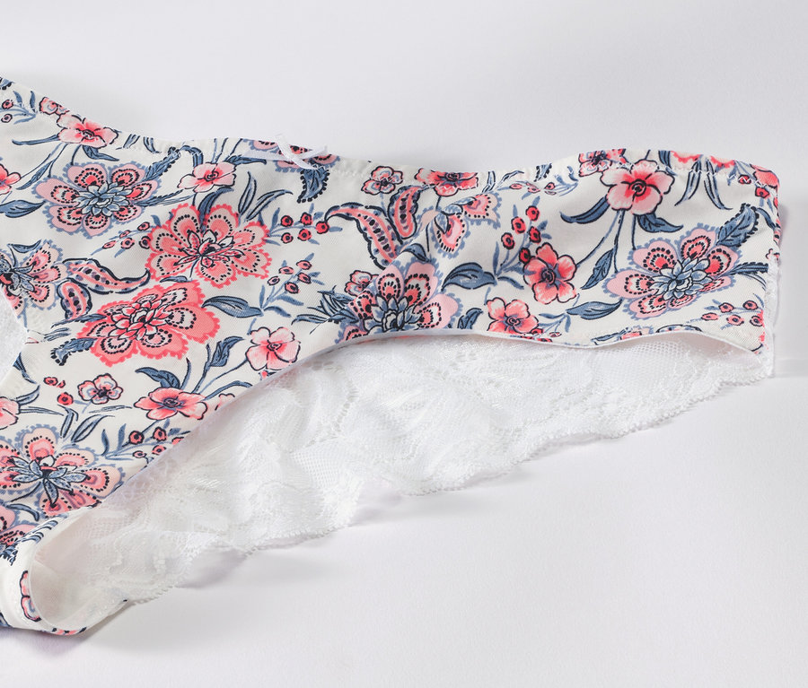 Detailansicht eines von 4 Brazilslips mit Blumenmuster und weißer Spitze.