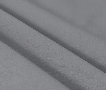 Nahaufnahme von grauer Perkal-Bettwäsche in Normal- und Übergröße.