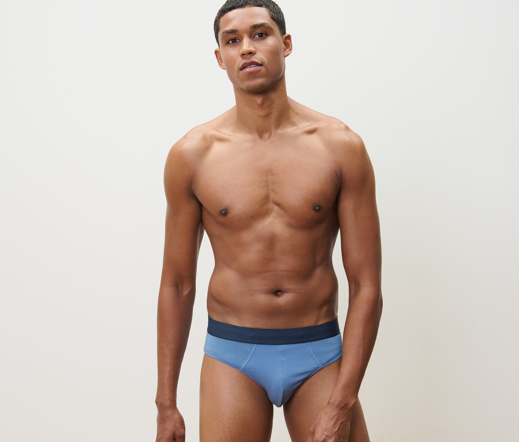 Mann posiert in 4 Slips, Paisley.