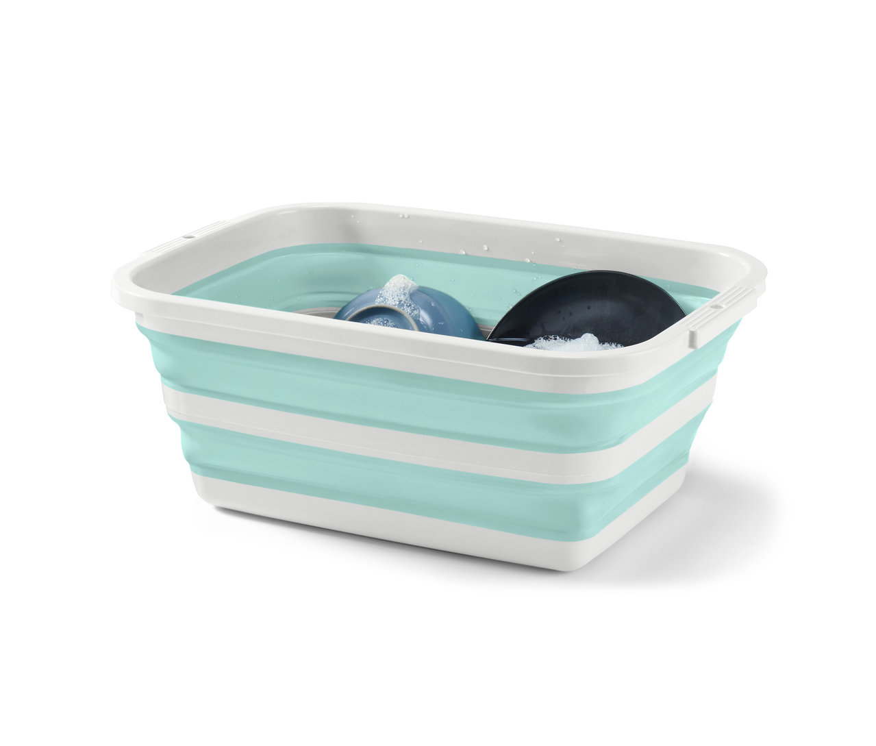 Faltbarer Wäschekorb mit gespültem Geschirr.