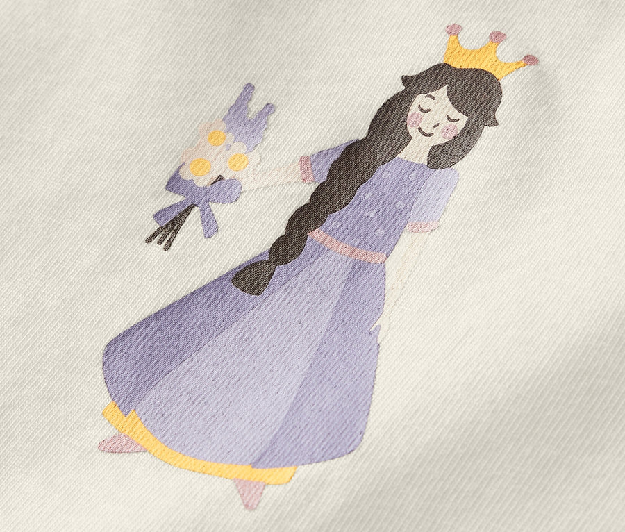 Detail eines Baby-Bodys mit Mitwachsfunktion, mit Prinzessin.