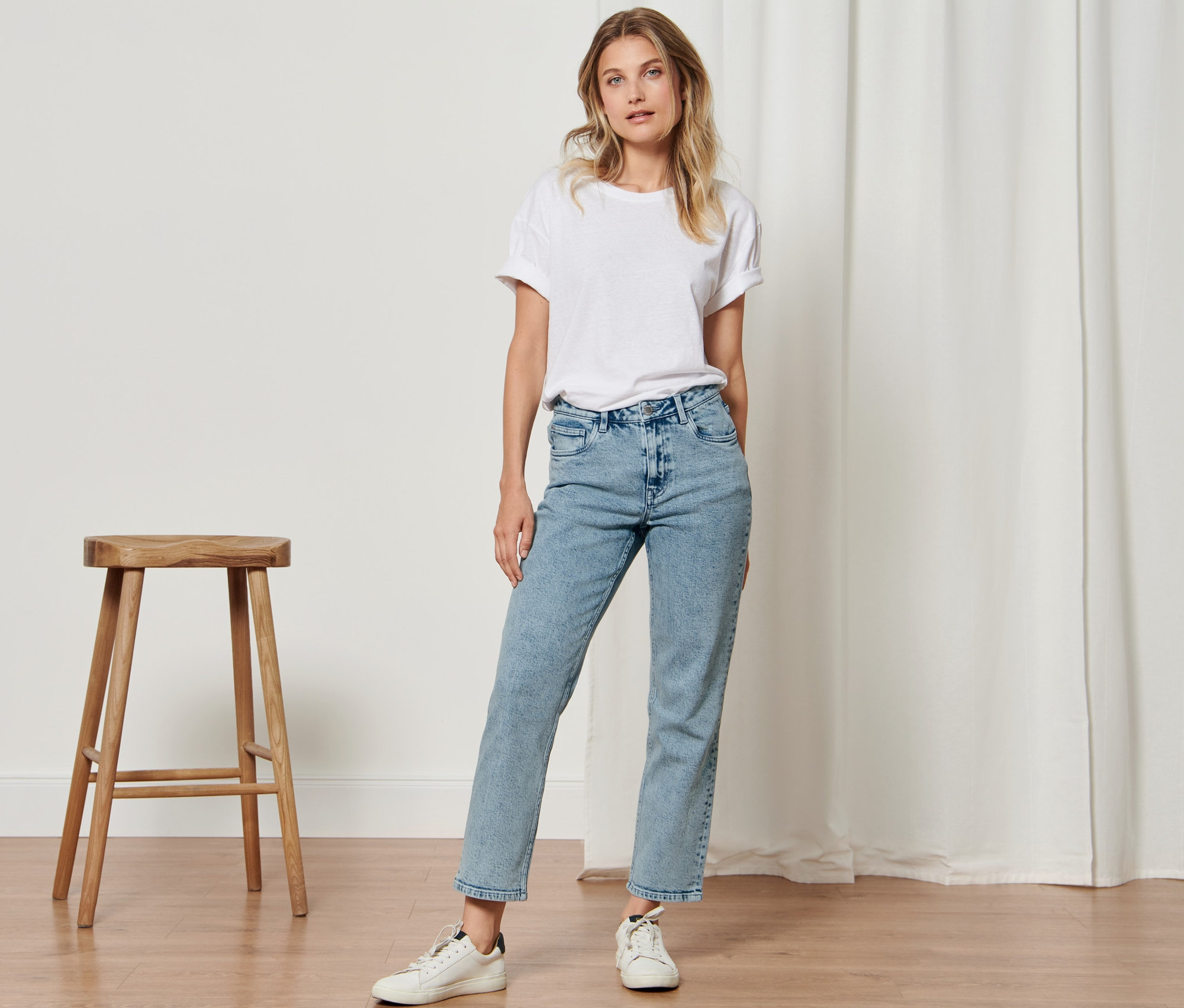 Eine Frau posiert in moderner Denim »Fit Ava« für die Kamera.