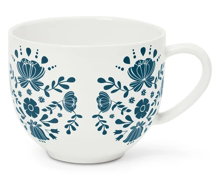 Weiße Tasse mit blauem Blumenmuster.