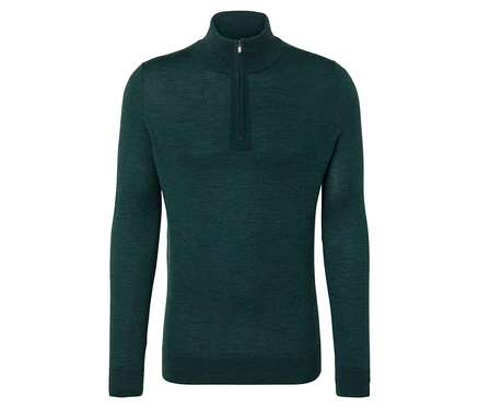Dunkelgrüner Pullover mit Reißverschluss am Kragen.