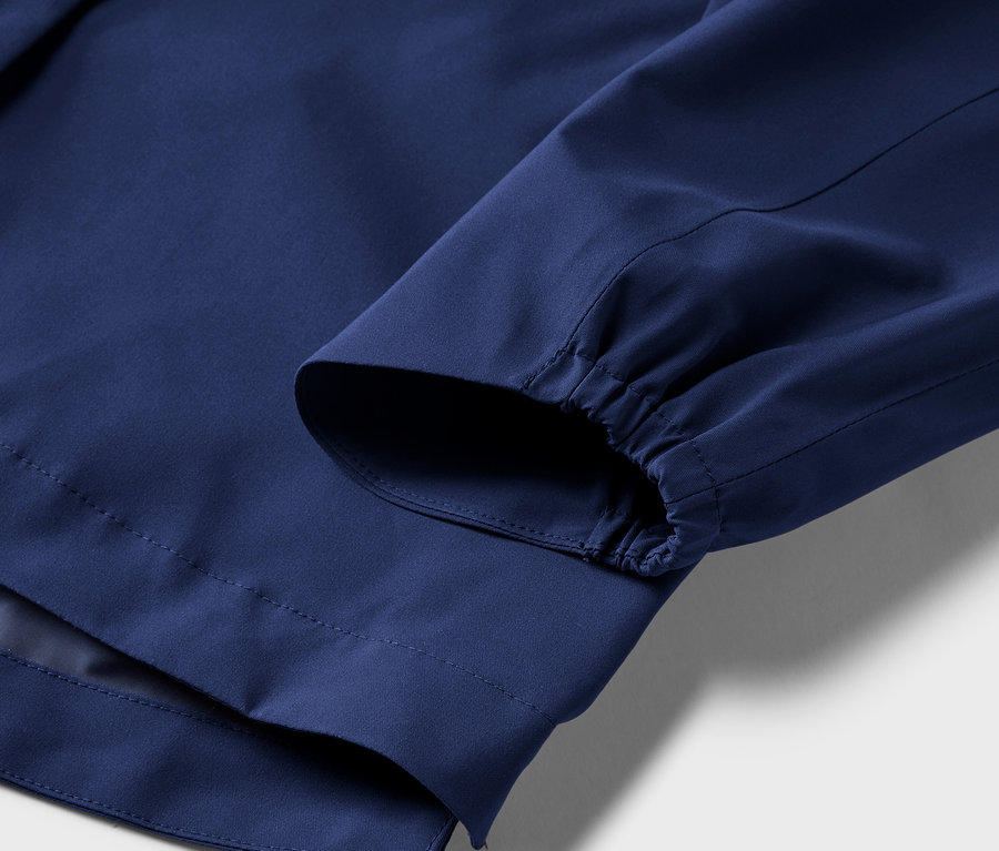 Detailansicht einer Funktions-Outdoorjacke.