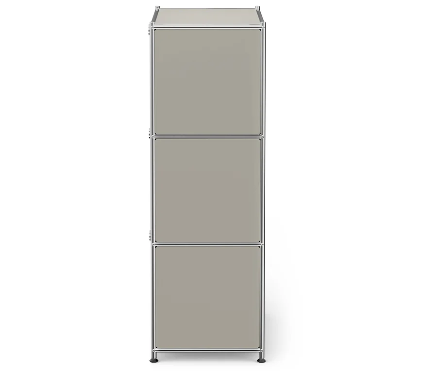 Dreistöckiger beiger Schrank mit Metallrahmen auf weißem Hintergrund.