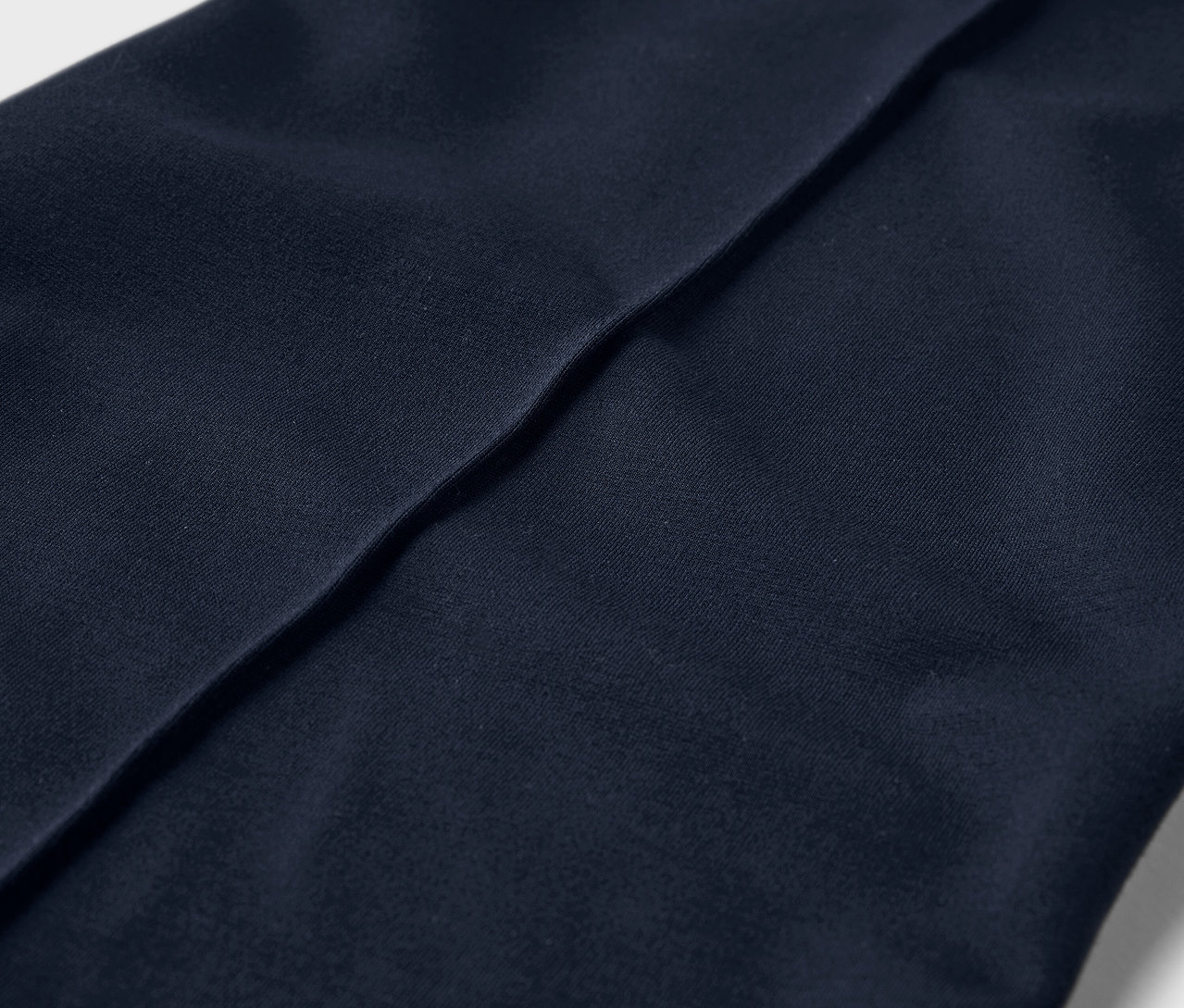 Detailaufnahme einer Jerseyhose mit Biese.