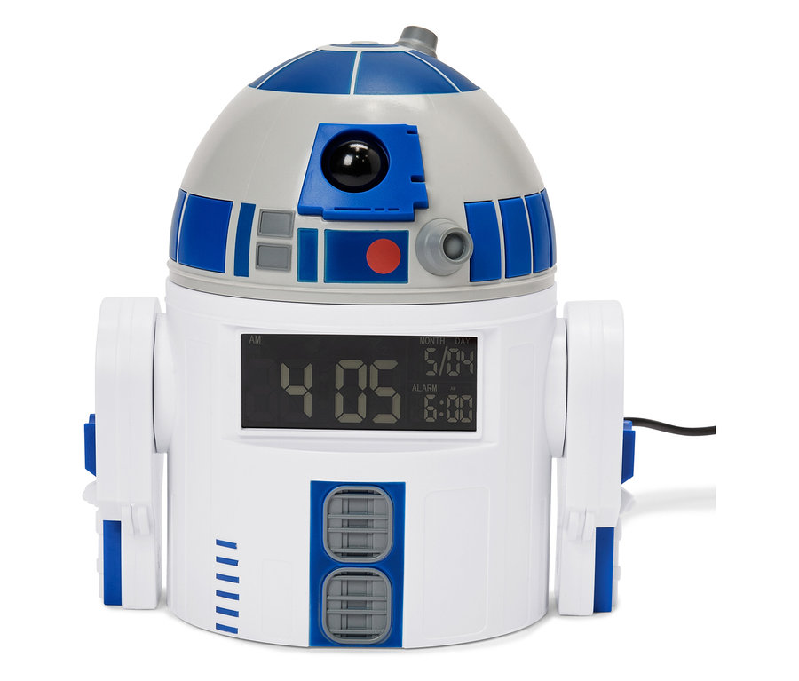 Nahaufnahme eines R2-D2-Weckers, der 4:05 Uhr, den 5. April und einen Wecker für 6:00 Uhr anzeigt.