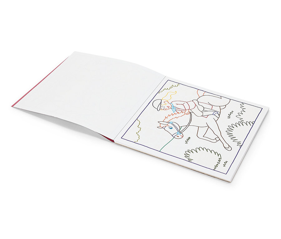 Ein geöffnetes Malbuch zeigt eine Zeichnung eines Mädchens auf einem Pferd.