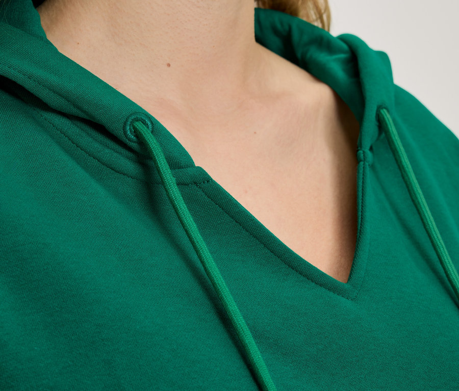 Detailansicht eines grünen Kapuzenpullovers mit Kordelzug.