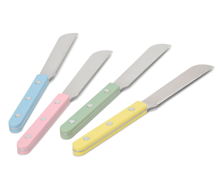 Vier Buttermesser mit pastellfarbenen Griffen sind auf einem weißen Hintergrund angeordnet.