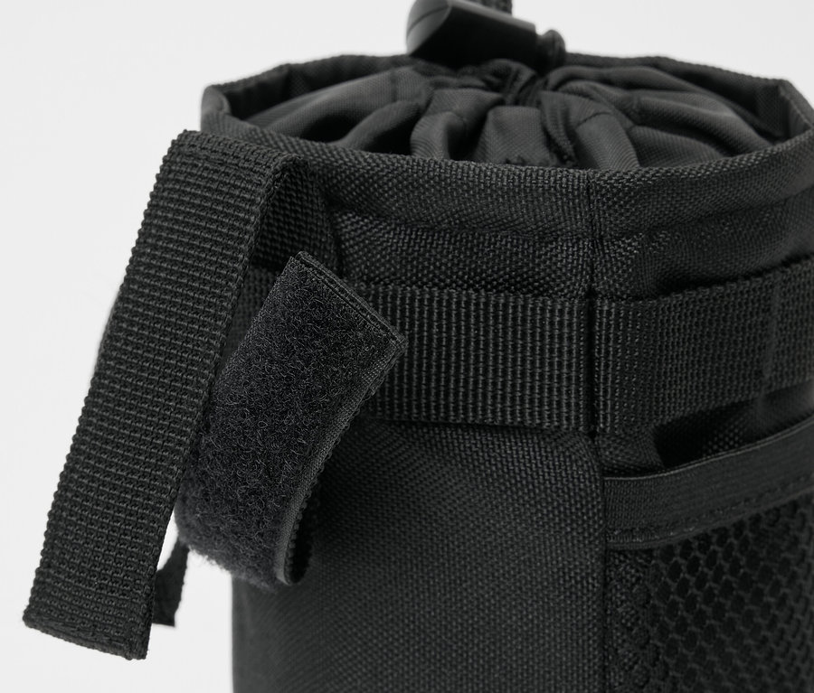 Detailaufnahme einer schwarzen Fahrrad-Snacktasche mit Kordelzug und Klettverschlussriemen.