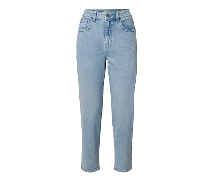 Helle blaue Mom Jeans ‒ Fit »Nyla« auf weißem Hintergrund.