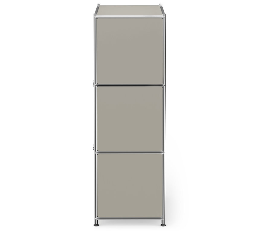 Ein dreistöckiger grauer Schrank mit Metallrahmen auf weißem Hintergrund.