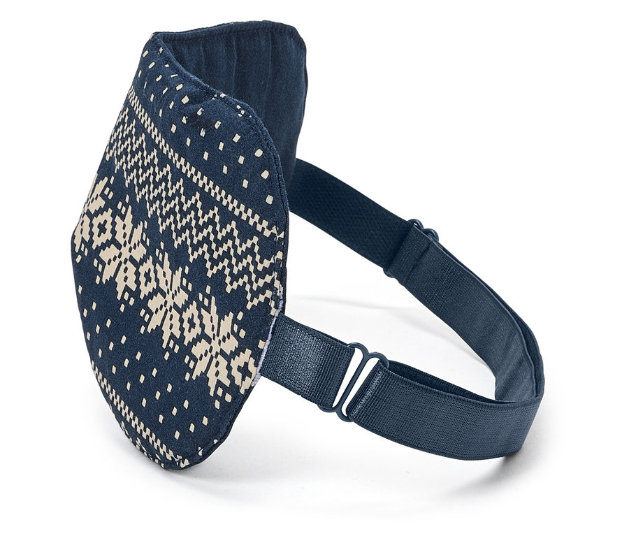 Eine blaue Schlafmaske mit geometrischem Muster.