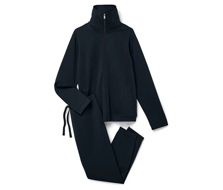 Ein marineblauer Trainingsanzug, bestehend aus einer Reissverschlussjacke und einer Hose, liegt auf einem weißen Hintergrund.