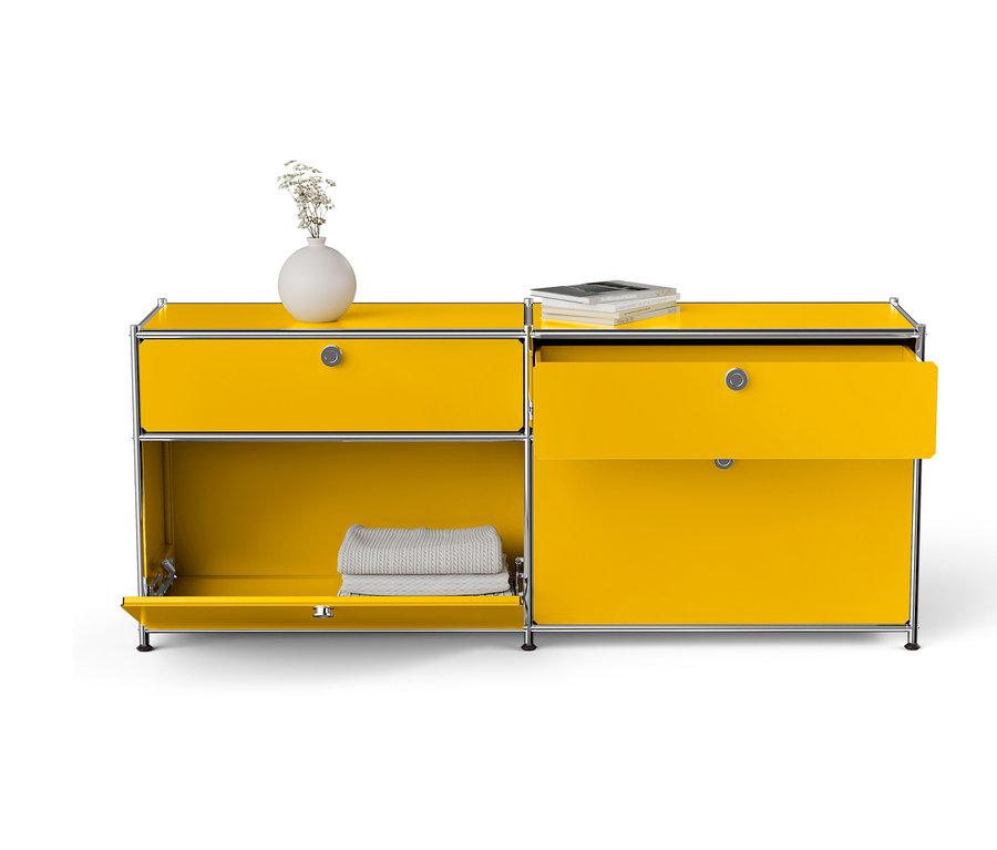 Gelbes Sideboard mit offenem Fach, Büchern und Vase.