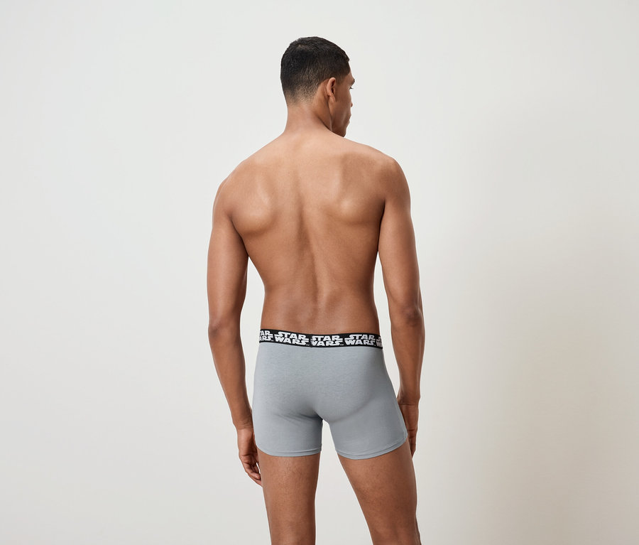 Mann von hinten trägt graue Star Wars Boxershorts.