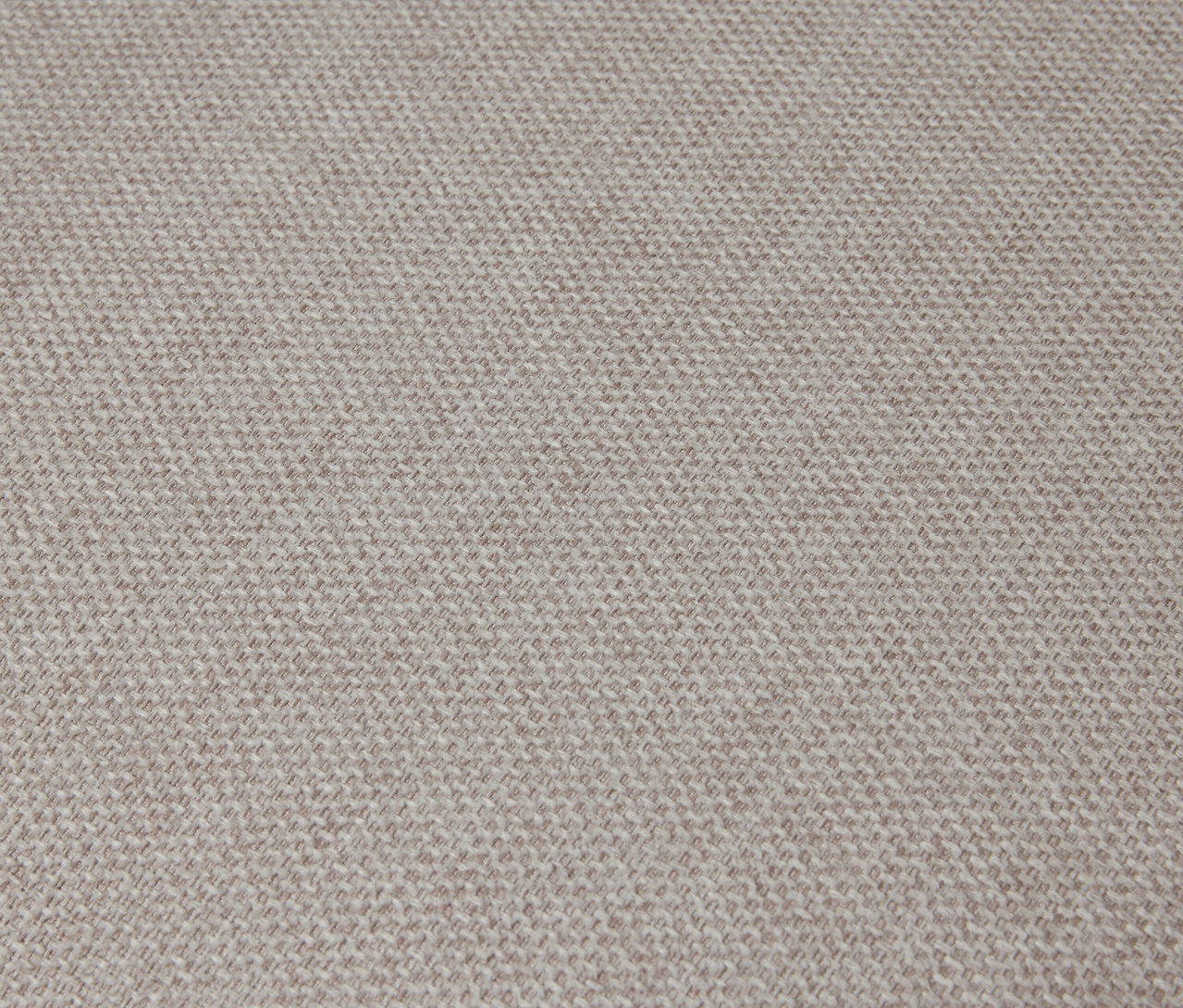 Nahaufnahme der Textur eines Sessels mit Armlehnen und Gestell aus Holz.