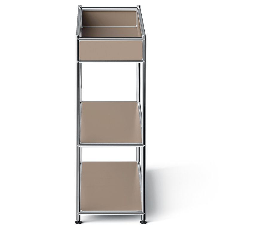 Verchromtes Regal mit beigen Regalböden.