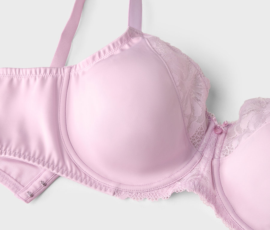 Nahaufnahme eines hellvioletten BHs mit Spitzendetails.