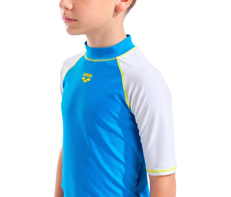 Nahaufnahme eines Kindes, das ein blau-weißes Arena-Schwimmshirt trägt.