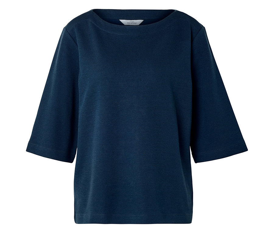 Blaues Shirt mit halben Ärmeln.