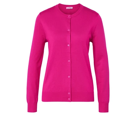 Eine pinke Strickjacke mit Knöpfen wird vor einem weißen Hintergrund gezeigt.