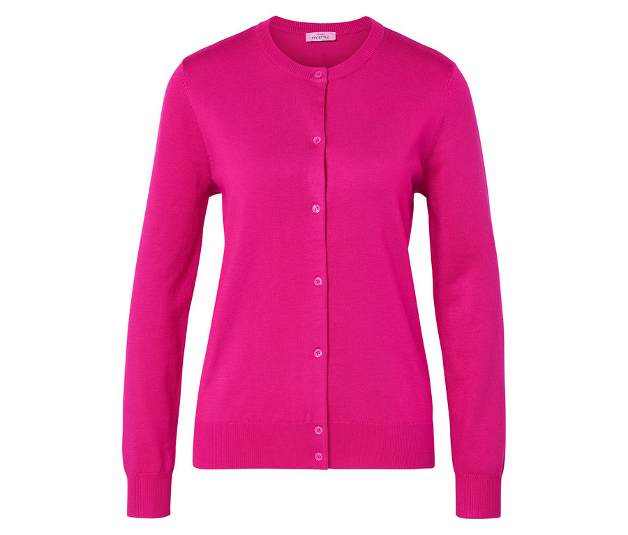 Eine pinke Strickjacke mit Knöpfen wird vor einem weißen Hintergrund gezeigt.