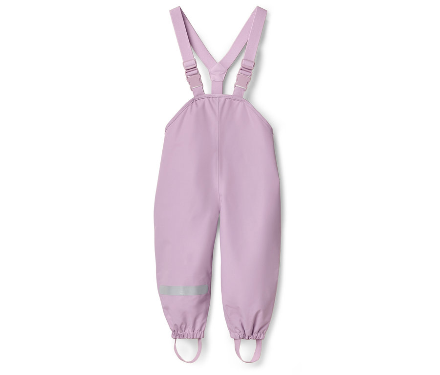 Lila Kinder-Regenhose mit Hosenträgern und reflektierendem Streifen am Bein.