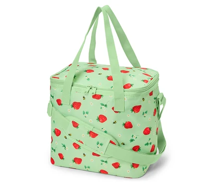 Eine hellgrüne Kühltasche mit Erdbeeren und Bienen darauf, mit Tragegriffen und einem Schultergurt.