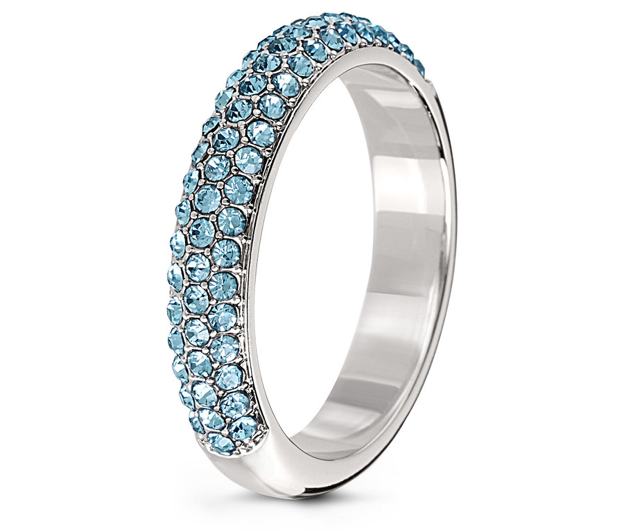 Nahaufnahme eines silberfarbenen Rings, der mit hellblauen Kristallen besetzt ist.