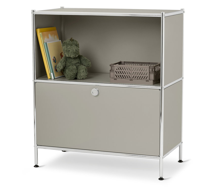 Grauer Schrank mit Spielsachen und Büchern im offenen Fach.