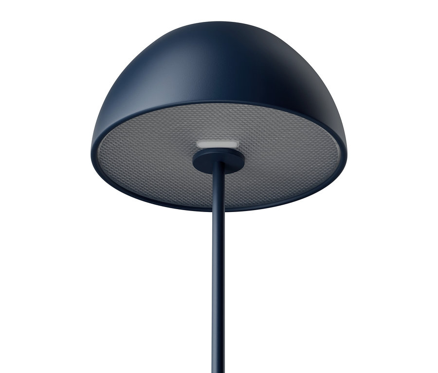 Nahaufnahme einer blauen Stehlampe mit einem grauen, perforierten Lampenschirm vor einem weißen Hintergrund.
