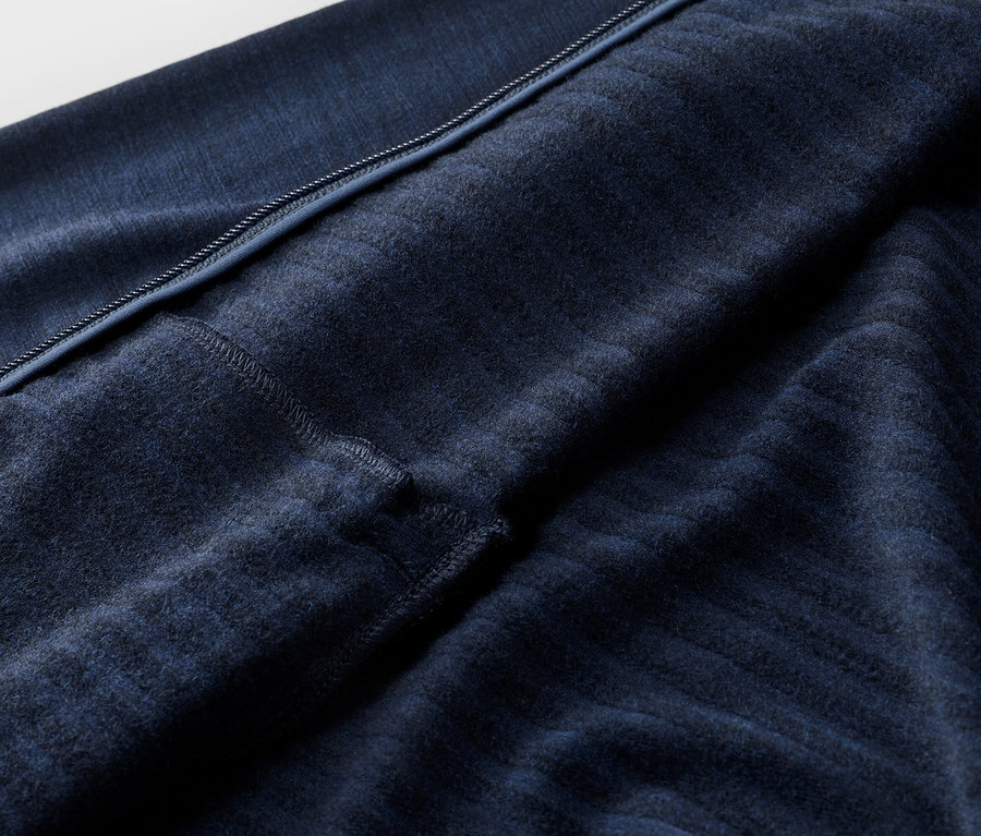 Nahaufnahme eines marineblauen Stoffes mit Reißverschluss und Tasche.