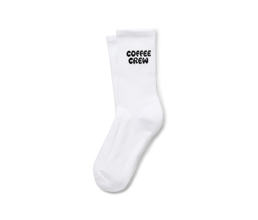 Ein Paar weiße Socken mit dem Aufdruck "Coffee Crew".