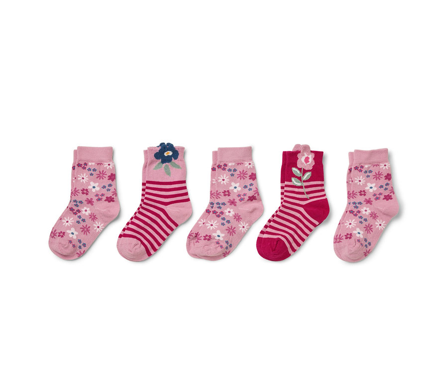 Fünf Paar Kindersocken in Rosatönen mit verschiedenen Mustern, darunter Blumen und Streifen.