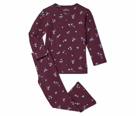Ein dunkelroter gerippter Kinderpyjama mit blau-weißem Blumenmuster, bestehend aus einem langärmeligen Oberteil und passender langer Hose.