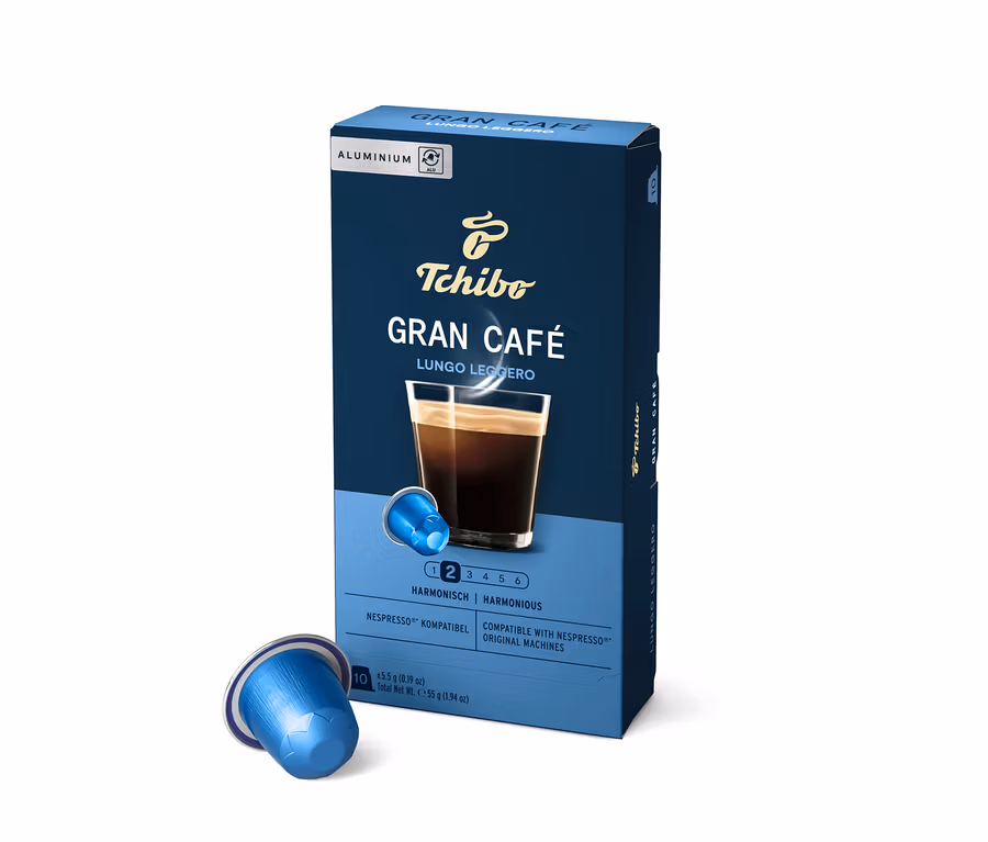 Eine Packung Gran Café Lungo Leggero - 10 Kapseln von Tchibo. Daneben liegt eine blaue Kapsel.