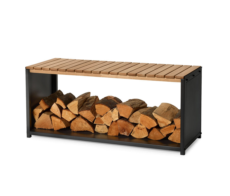 Holz liegt in einem schwarzen Holzregal mit einer hellbraunen Holzplatte.