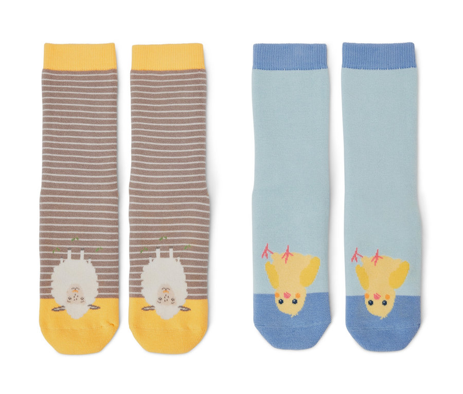 Zwei Paar Kinder-Antirutsch-Socken: ein Paar braun gestreift mit Schafmotiv, das andere hellblau mit Küken.