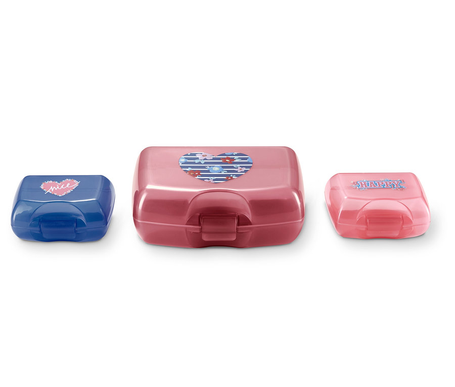 Drei Brotdosen in verschiedenen Größen und Farben.