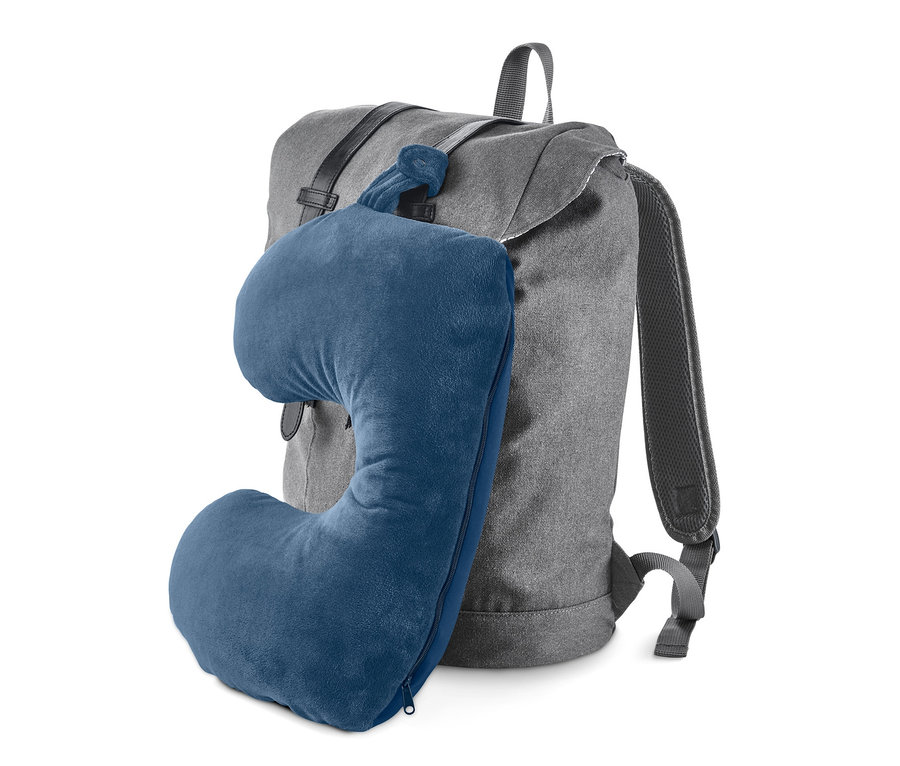 Ein blaues 2-in-1-Reisekissen hängt an einem grauen Rucksack.