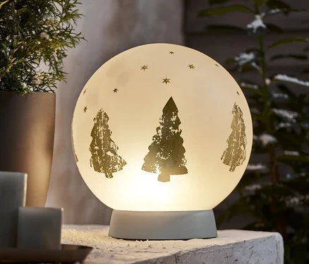 Solar-Glaskugel-Leuchte mit Tannenbaum- und Sternmotiven.