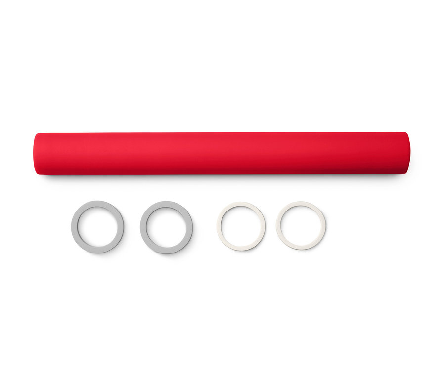 Eine rote Teigrolle und vier graue und weiße Ringe liegen auf einem weißen Hintergrund.