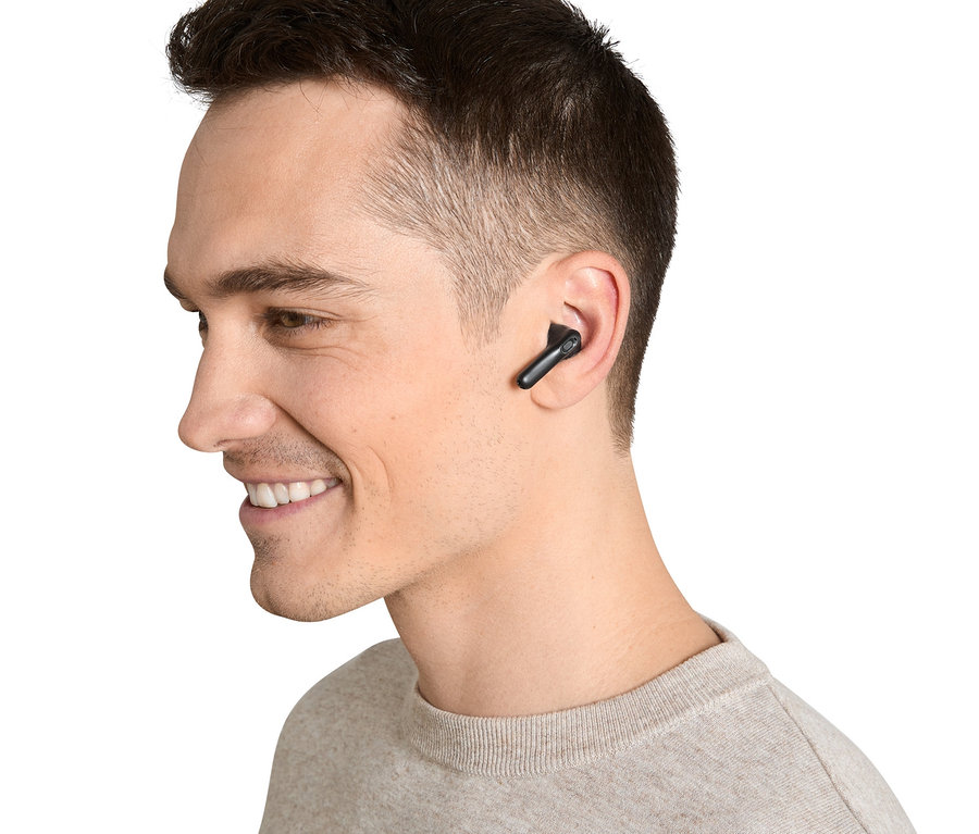 Profil eines Mannes mit schwarzen TWS-In-Ear-Kopfhörern im Ohr.