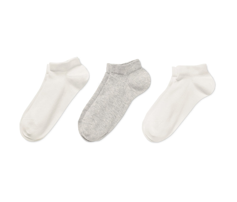 Drei Paar Sneakersocken aus Bio-Baumwolle, zwei weiß, eine grau.